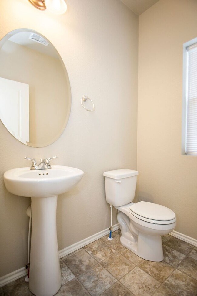 Building Photo - Spacious 3 Bedroom Single-Family Home with Modern Features