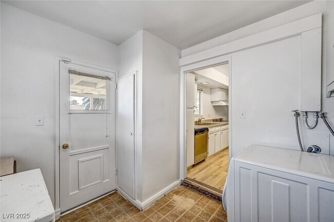 Building Photo - 1516 Inverness Ave