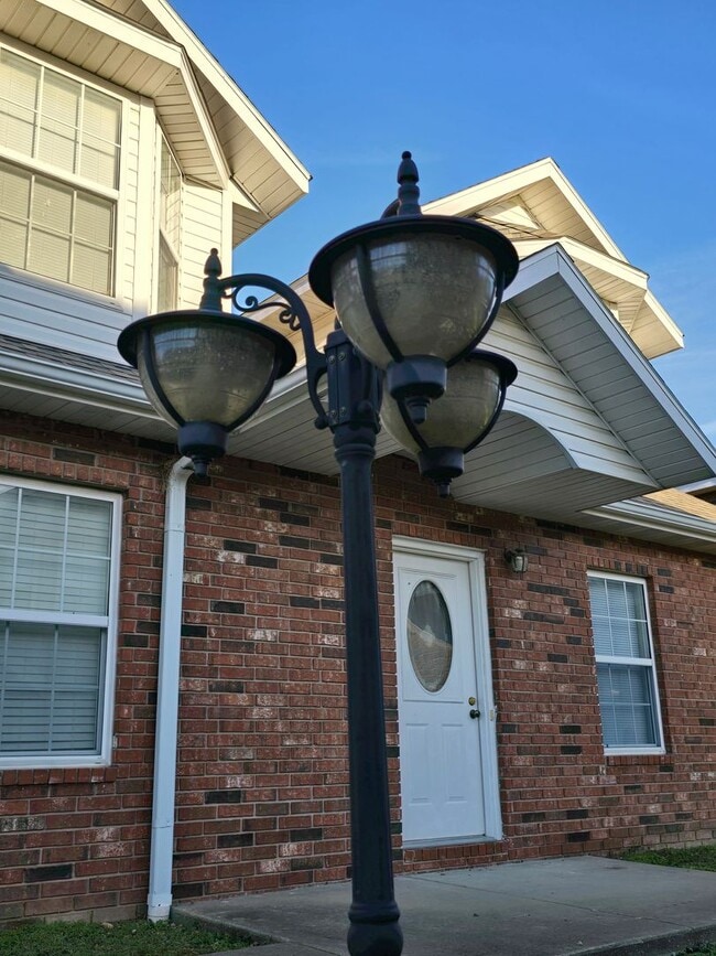 Building Photo - Capri Townhomes