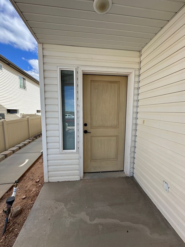 Building Photo - 881 S 25 E
