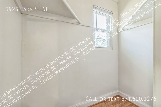 Building Photo - Charming 5Bd/2Bth Semi-Detached Brick Home...