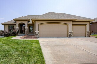 Building Photo - Beautiful 4 Bedroom In Shadow Lake!!