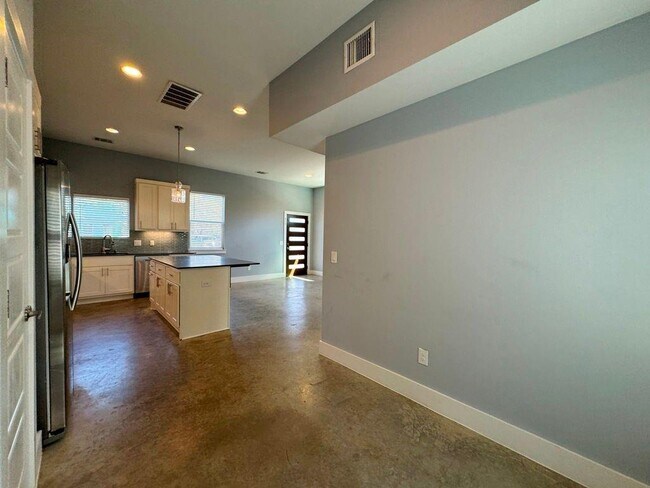 Building Photo - 6201 Felix Ave