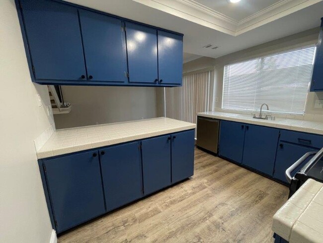 Building Photo - Updated 3 Bed 1.5 Bath Townhome