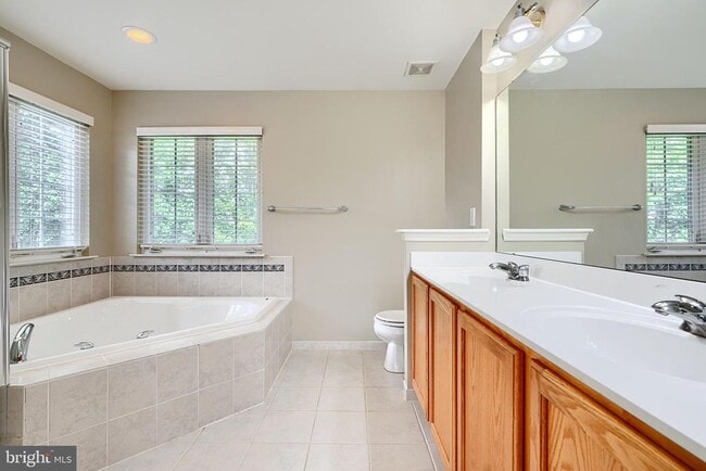 Building Photo - 7211 Lyndsey Way