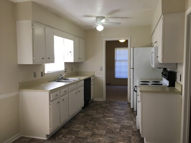 Building Photo - Spacious 3BR/2BA