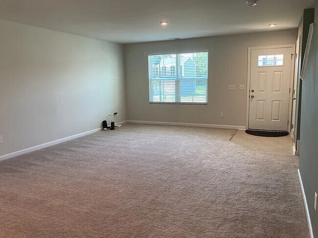 Building Photo - 4 Bedroom 2.5 Bathroom