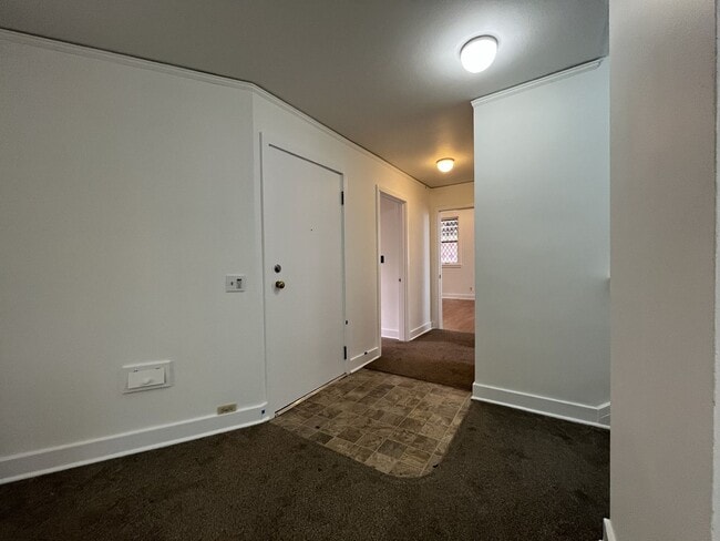 Building Photo - Expansive 4BR 2,900+ Sq Ft Home with Theater-Style Living Room & Bonus Hobby Workshop