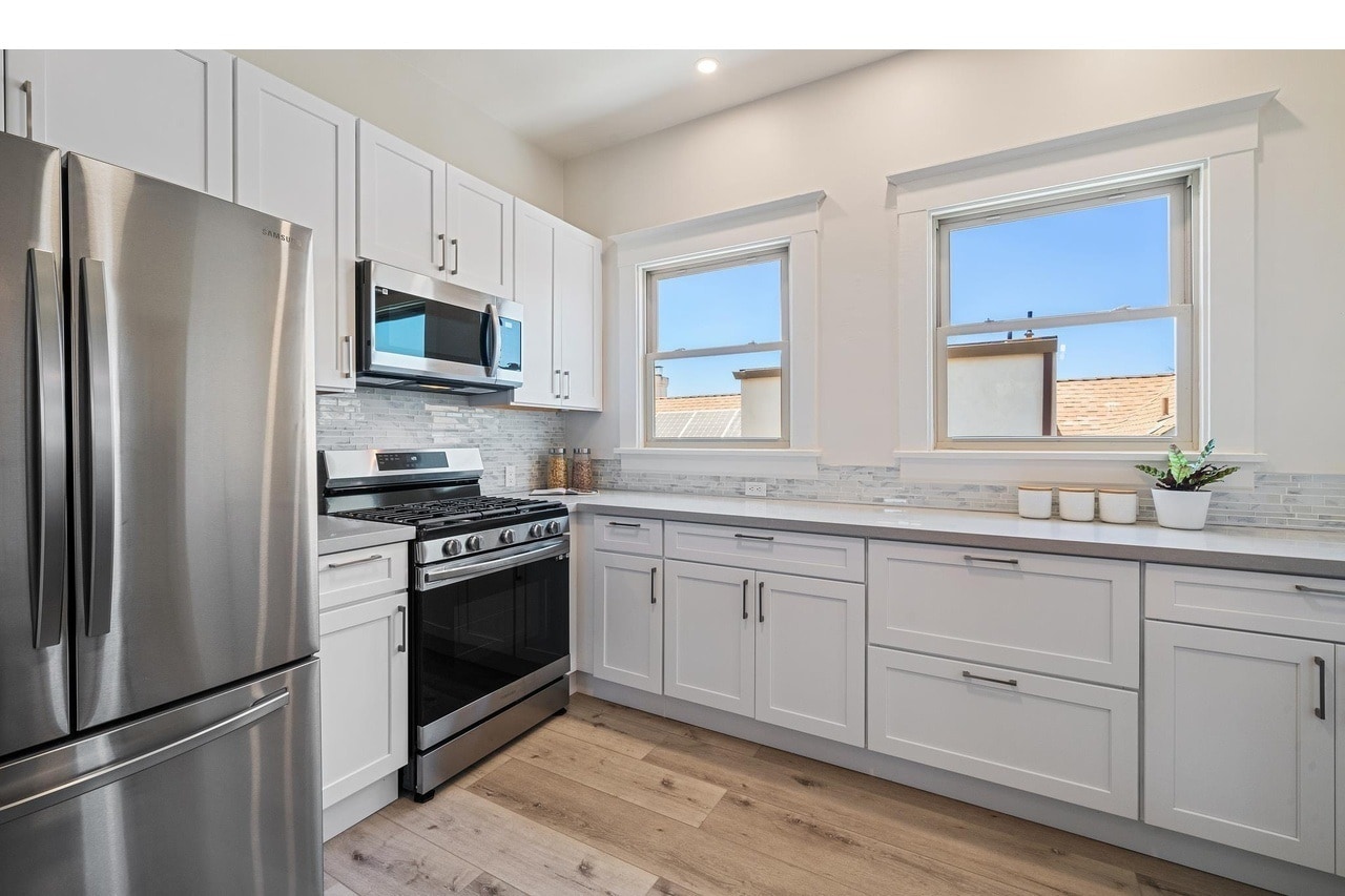 Building Photo - 684 Apgar St