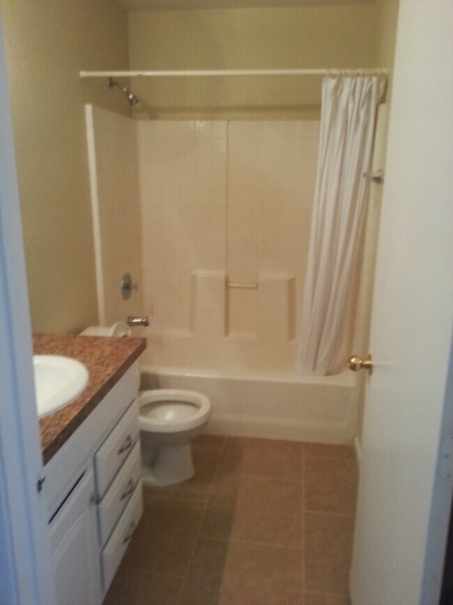 Building Photo - Charming 3 Bedroom 2 Bathroom Home!!