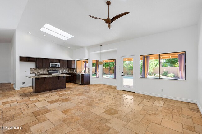 Building Photo - 5903 E Paradise Ln