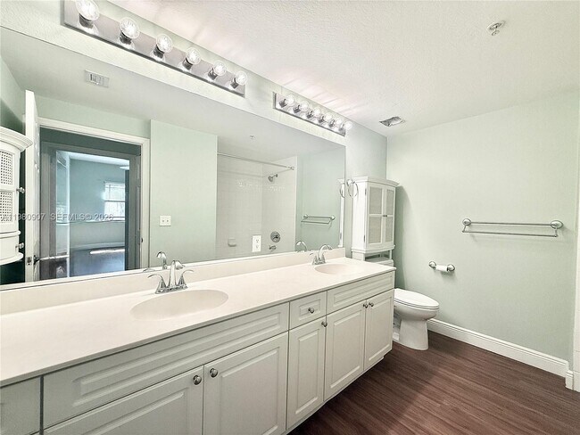 Building Photo - 3020 Alcazar Pl