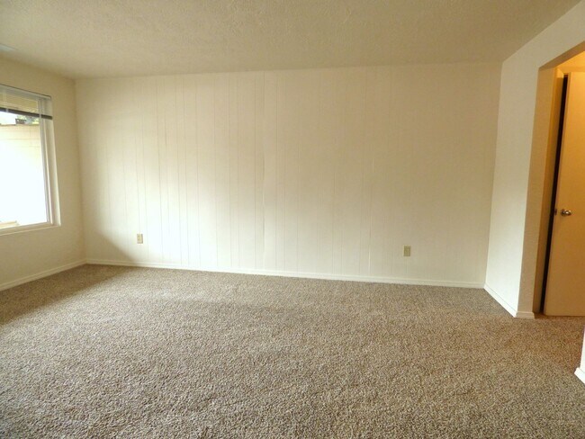 Building Photo - Rent Special: 1/2 Off July's Rent!! Ground Level 1 Bedroom 1 Bath W/ AC