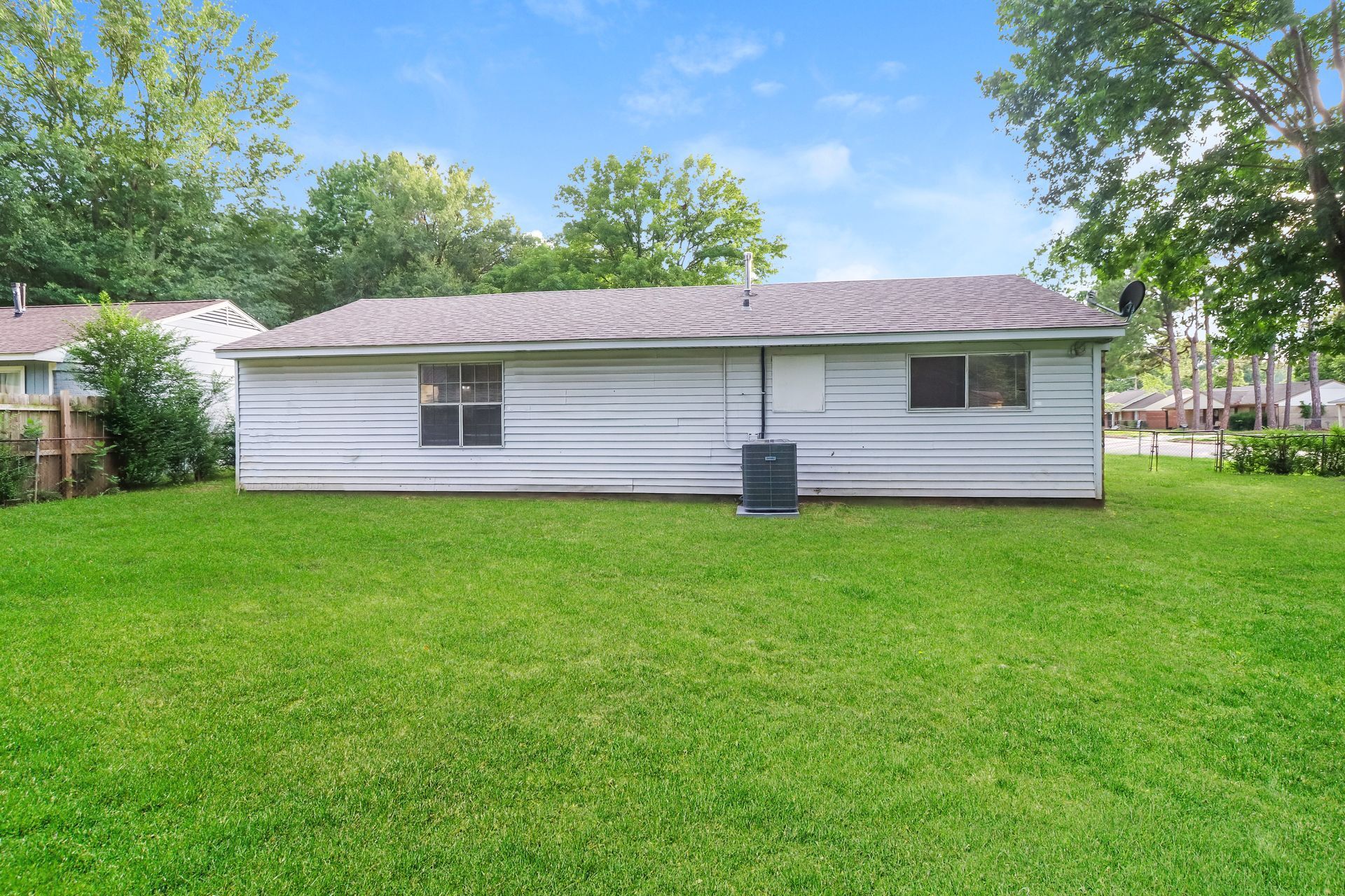 Building Photo - 6150 Devon Cir