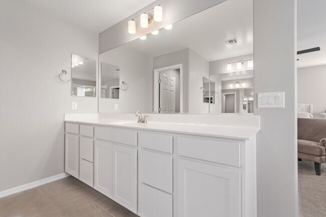 Building Photo - BEAUTIFUL 5 bedroom plus loft!