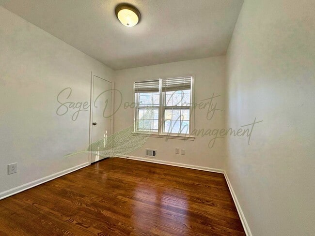 Building Photo - BEAUTIFULLY UPDATED 5 BED/ 3 BATH HOME WITH OVERSIZED GARAGE