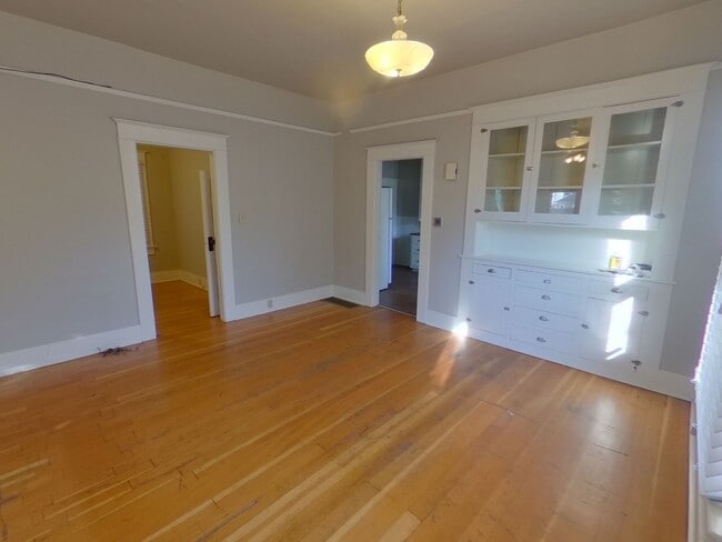 Building Photo - Lovely Remodeled 5 Bedroom Home