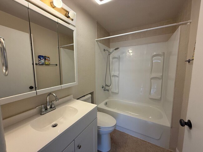 Building Photo - Now renting 3 bedroom duplex