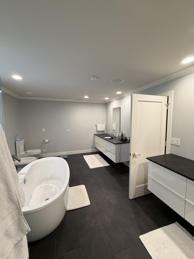 Building Photo - 525 Senon Dr