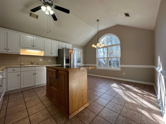 Building Photo - 1997 Sylvan Lake Dr