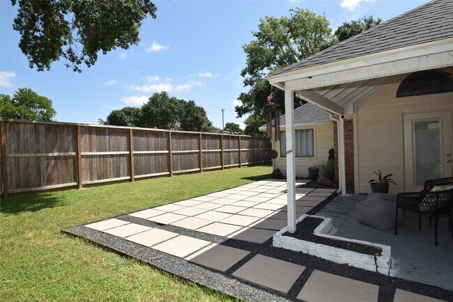 Building Photo - 22922 Glenover Dr