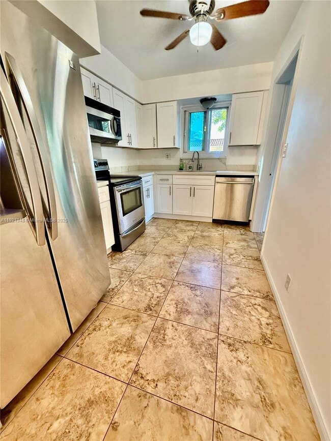 Building Photo - 4449 SW 35th Ave