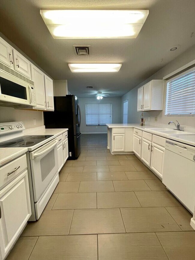 Building Photo - COMING SOON! ADORABLE 3 BEDROOMS/ 2BATHS SINGLE LEVEL HOME!!