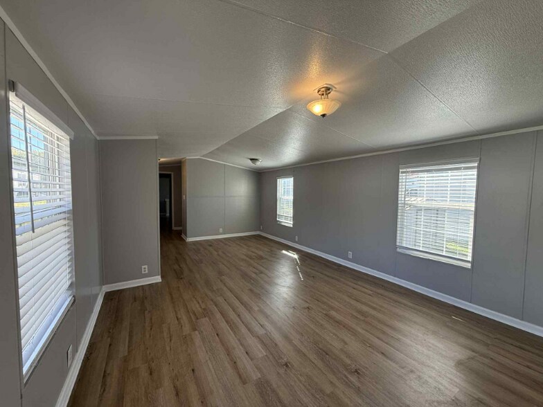 Building Photo - 1236 N Oaklane Rd