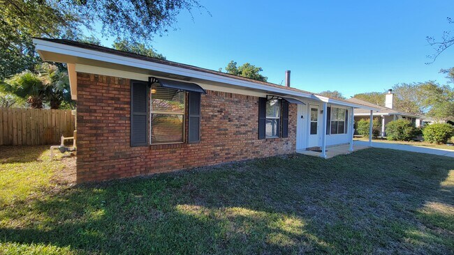 Building Photo - 1223 Redwood Ln