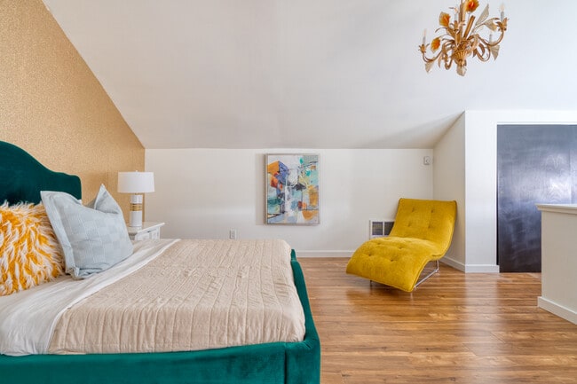 Building Photo - 2215 SE Powell Blvd