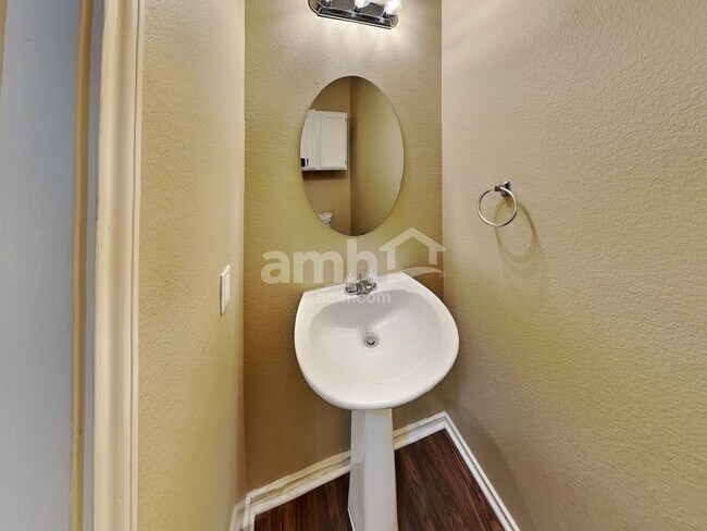 Building Photo - 149 Ashwood N