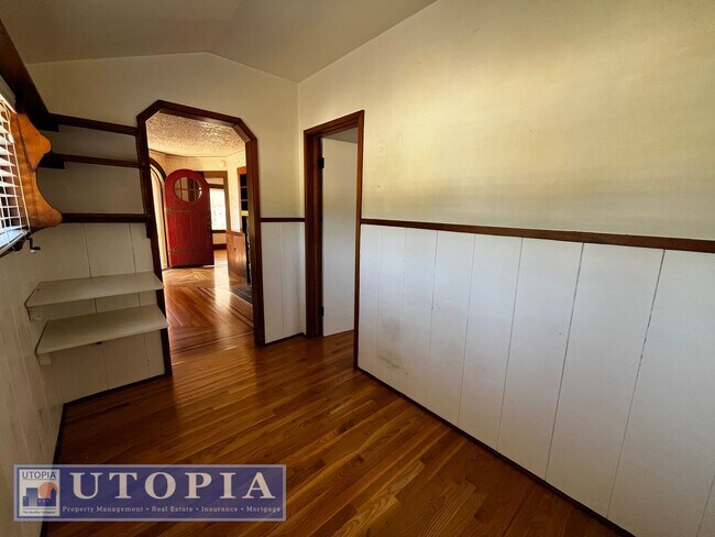Building Photo - Charming 3 Bedroom, 1.5 Bathroom close to ...