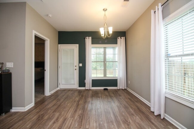 Building Photo - Newer 3 bedroom, 2 bath Phenix City Home w...