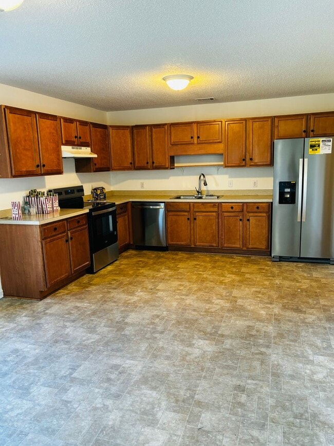 Building Photo - Now Available for Rent – Spacious 3 Bedroo...