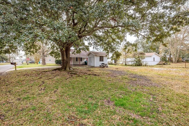Building Photo - Cozy 2-Bedroom Home in Pascagoula