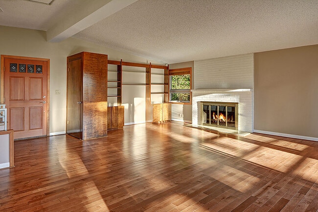 Building Photo - Hillside Bellevue Home w/ Lake Views!