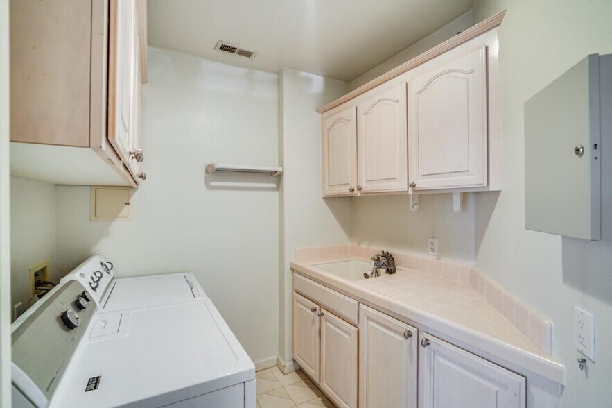 Building Photo - 720 Promontory Point Ln