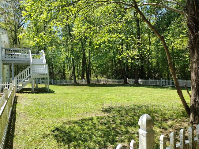 Building Photo - 5815 Meadowood Pl