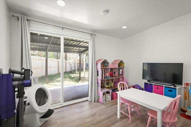 Building Photo - 3506 Claridge Rd E