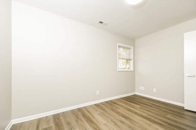 Building Photo - 3 bed / 2 bath ~ West Ashley Area, Move-in...