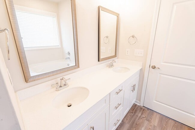 Building Photo - 812 Justify Lp