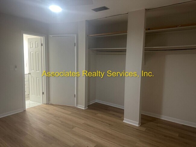 Building Photo - SUBLEASE: Remodeled 4BD/2BA Home with Den in Northwood!