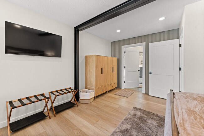 Building Photo - 220 Circle Dr