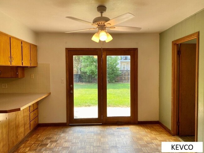 Building Photo - Wide Ranch Home in Campus West Near Foothills