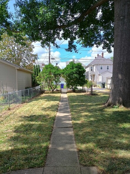 Building Photo - 1361 Hamlet St