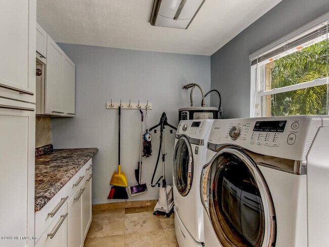 Building Photo - 88 Oakwood Rd