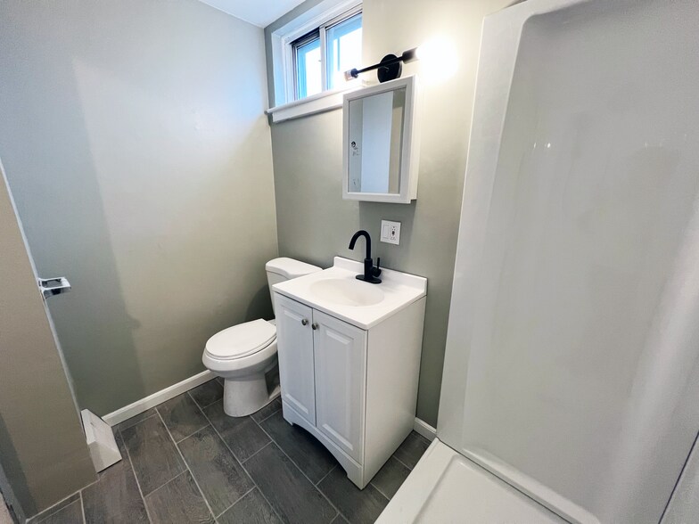 Unit 2 - Full Bathroom on 3/F - 2031 N 15th St