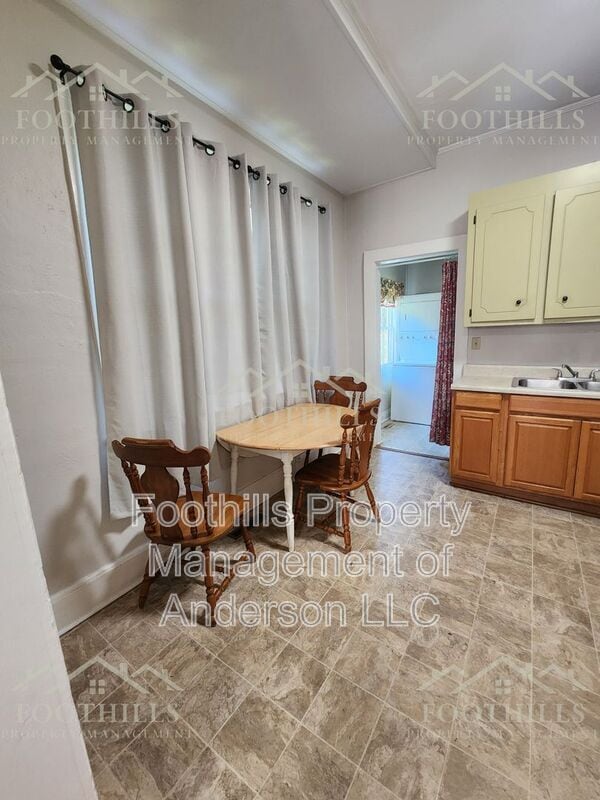 Building Photo - 37 Sirrine St