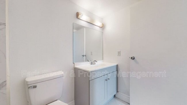 Building Photo - 601 W 11th Ave