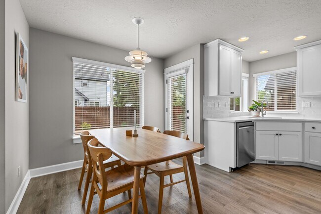 Building Photo - Beautiful SE Bend Home | Spacious Floorplan | Fenced Backyard | Near Parks & Trails